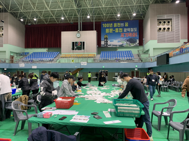 ▲ 제22대 국회의원선거가 열린 10일 개표소인 홍천종합체육관에서 개표가 시작됐다. 유승현
