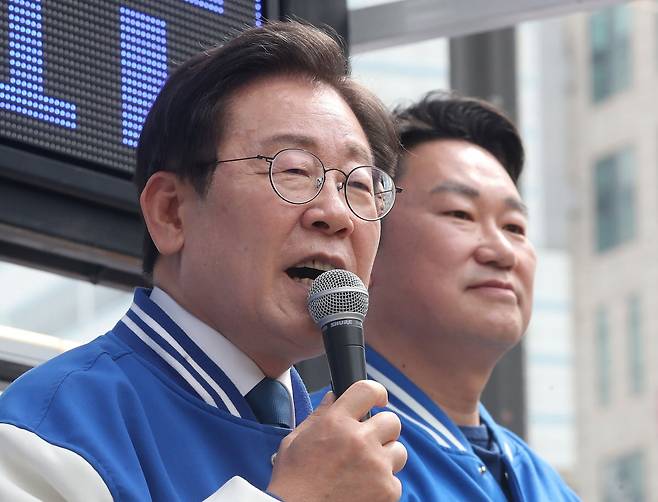 이재명 더불어민주당 대표가 지난 8일 오후 서울 종로구 종로 인근에서 곽상언 서울 종로 후보의 지지를 호소하고 있다. 사진=뉴스1