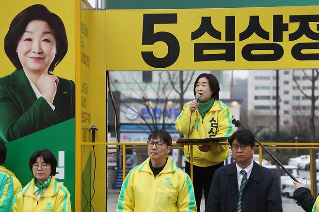 경기 고양시갑에 출마한 심상정 녹색정의당 원내대표가 지난달 28일 오전 경기도 고양시 화정역 광장에서 열린 녹색정의당 총선 출정식에서 지지를 호소하고 있다. 연합뉴스