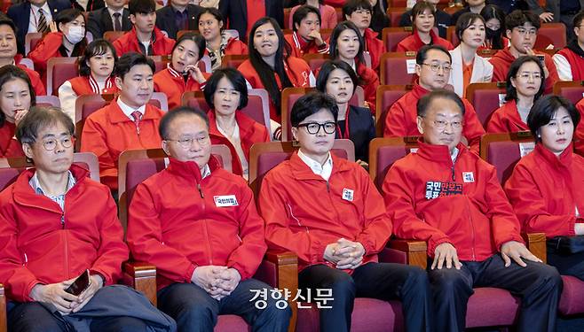 국민의힘 지도부가  22대 총선일인 10일 오후 국회도서관 강당에 마련된 개표상황실에서 개표방송을 시청하고 있다. 맨 왼쪽이 김경율 선거대책부위원장. 2024.04.10 /성동훈 기자