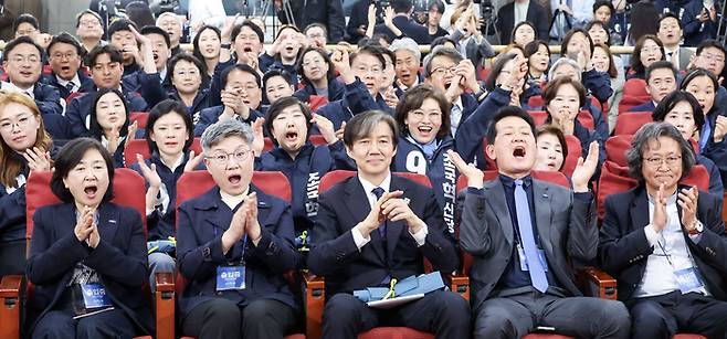 조국 조국혁신당 대표(가운데)와 후보, 당원 등이 10일 오후 국회 의원회관에서 22대 총선 지상파 방송사 출구조사 결과를 확인한 뒤 환호하고 있다. 국회사진기자단