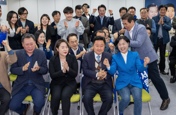 제22대 국회의원 선거날인 10일 부산진구 더불어민주당 부산시당 민주홀에서 이현, 최인호, 서은숙 국회의원 후보와 당원들이 출구조사 결과를 보고 기뻐하고 있다. / 이원준 기자windstorm@