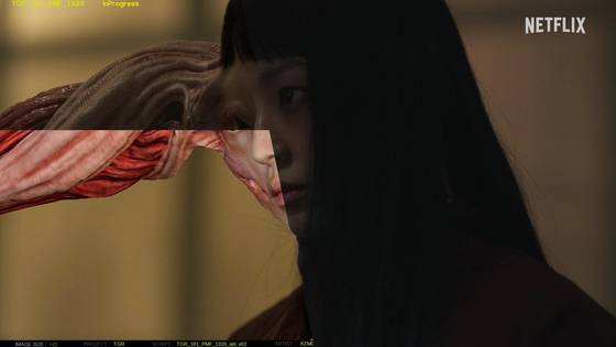 A still from behind the scenes of Netflix's ″Parasyte: The Grey.″ Jeon So-nee, shown here, stars as protagonist Su-in and her parasitic inhabitant Heidi. The tentacles protruding from Jeon's face were created with visual effects. [NETFLIX]