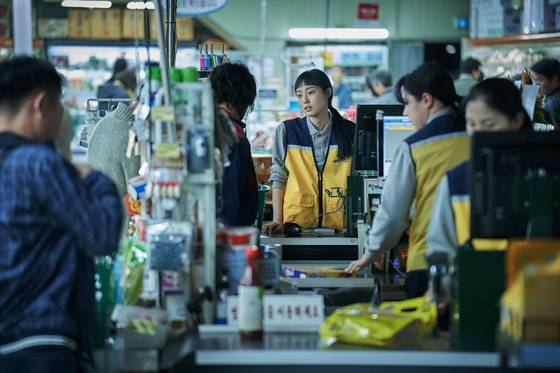 A still from Netflix's ″Parasyte: The Grey.″ Jeon So-nee, shown here, stars as protagonist Su-in and her parasitic inhabitant Heidi. [NETFLIX]