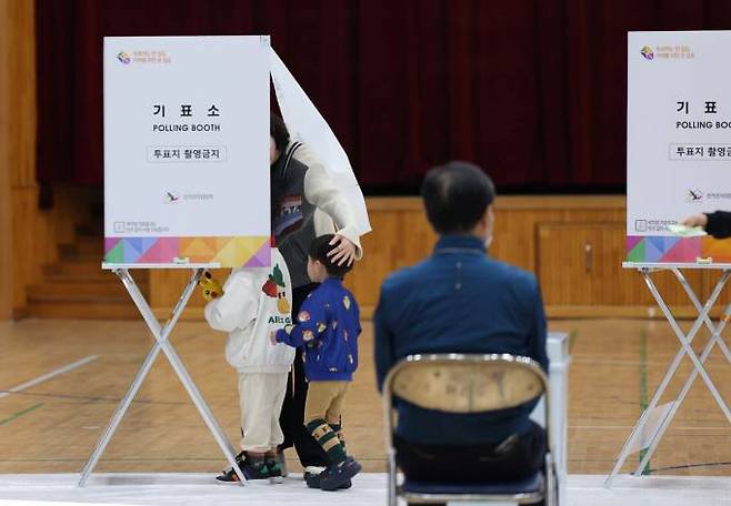 22대 국회의원 선거일인 10일 부모와 함께 대전 한 투표소를 찾은 아이들이 기표소 안에 들어가 투표하는 방법을 보고 있다.