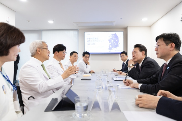 윤석열 대통령이 9일 경기 부천시 소사구의 심장전문병원인 부천세종병원을 방문해 의료진과 간담회를 하고 있다. 대통령실 제공