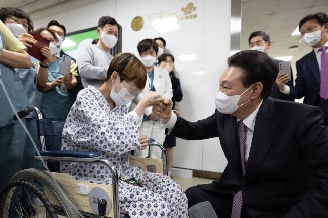 윤석열 대통령이 9일 경기 부천시 소사구의 심장전문병원인 부천세종병원을 방문해 입원 중인 환자를 격려하고 있다. 대통령실 제공
