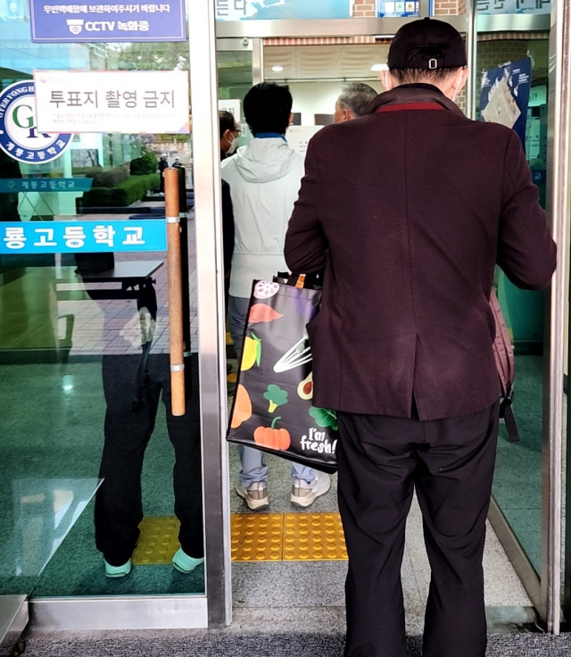 10일 오전 충남 계룡시 계룡고등학교에 마련된 두마면 제2투표소에서 유권자들이 줄을 서 있다. 김성준 기자