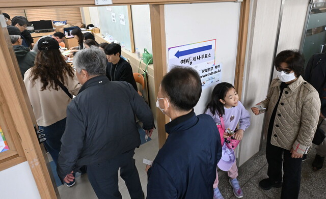 제22대 국회의원선거 투표일인 10일 서울 영등포구 여의도중학교에 마련된 여의동 제4투표소에서 유권자들이 투표를 위해 줄지어 서 있다. 권현구 기자