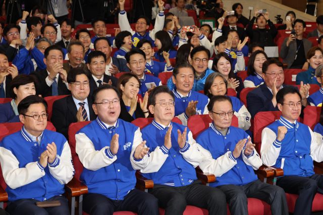 더불어민주당 이재명 대표와 홍익표 원내대표가 10일 오후 서울 여의도 국회 의원회관에 마련된 제22대 국회의원선거 개표상황실에서 출구조사 결과를 보며 환호하고 있다. 연합뉴스