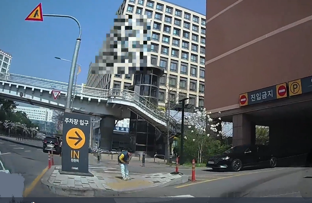 자신을 기다린 운전자를 향해 인사하는 어린이. 보배드림 게시 동영상 캡처