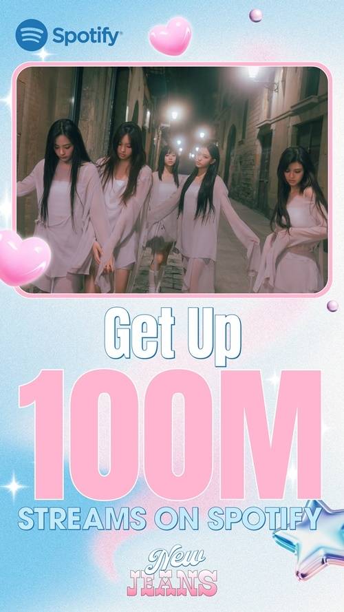 뉴진스 스포티파이 억대 달성, 뉴진스(NewJeans)가 지금까지 발표한 3장의 앨범에 수록된 모든 곡을 스포티파이 억대 스트리밍 반열에 올려놓으며 입지를 과시했다.사진=어도어