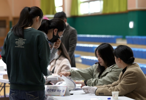 제22대 국회의원 선거일인 10일 오전 울산 남구 신정1동 제3투표소인 신정초등학교 체육관에서 유권자들이 투표를 위해 본인확인을 하고 있다. [사진 제공 = 연합뉴스]