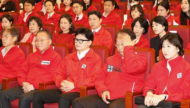 한동훈 총괄선거대책위원장과 윤재옥 원내대표를 비롯한 국민의힘 선대위 관계자들이 10일 국회 도서관에 마련된 개표상황실에서 예측 결과를 보고 있다. 앞줄 왼쪽부터 김경율 비대위원, 윤 원내대표, 한 위원장, 유일호 민생경제특별위원장. 한주형 기자