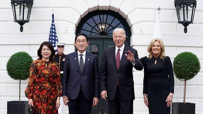 9일(현지시간) 조 바이든 미국 대통령과 기시다 후미오 일본 총리 부부가 환영식이 열린 백악관 앞에서 기념촬영을 하고 있다. [로이터 = 연합뉴스]