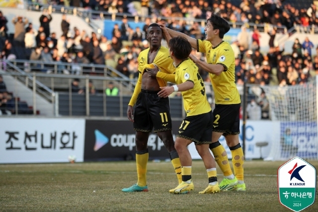 전남 드래곤즈 몬타노(사진 맨 왼쪽). 사진=한국프로축구연맹 제공