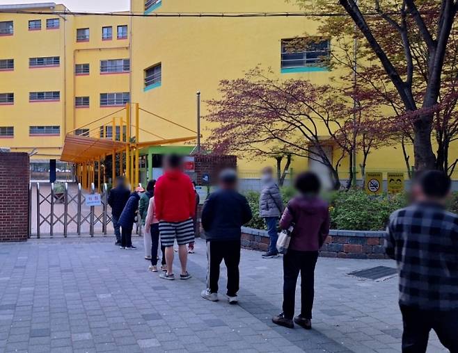 제22대 국회의원 선거 본투표일인 10일 오전 5시50분쯤 투표를 하기 위해 주민 10여명이 줄을 서있다. /사진=김지은 기자