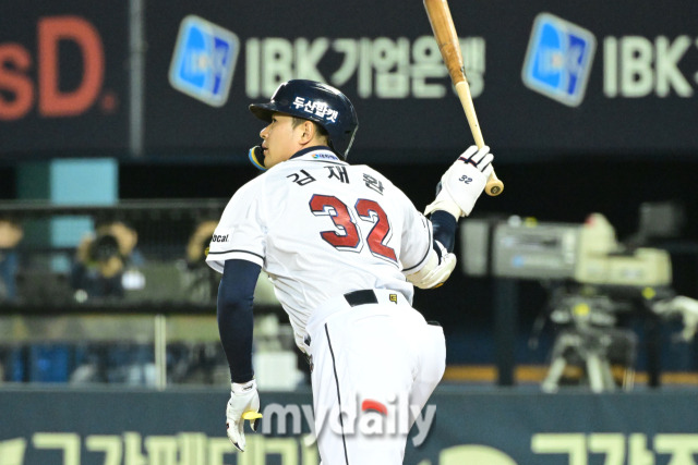 두산 김재환이 7회말 1사 1,3루에서 한화 김범수를 상대로 역전 3점 홈런을 때린 뒤 타구를 바라보고 있다./마이데일리