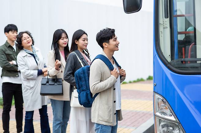 생산 거점이 경기도에 있는 반도체 산업 특성상 직원들의 출퇴근을 책임지는 통근버스는 필수다. 삼성전자와 SK하이닉스 등 하루 7만명 이상의 반도체 인재들이 통근버스를 이용하고 있다. 사진은 기사와는 무관함. [게티이미지뱅크]