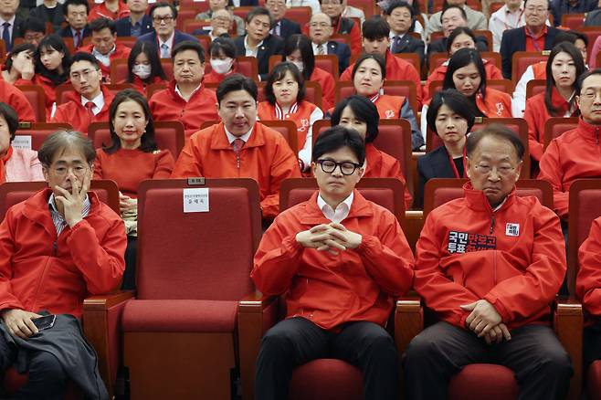 한동훈 국민의힘 총괄선대위원장과 김경율 선대위 부위원장(첫 줄 왼쪽) 등이 10일 서울 여의도 국회도서관에 마련된 제22대 국회의원선거 개표상황실에서 출구조사 결과를 시청하고 있다. [연합]