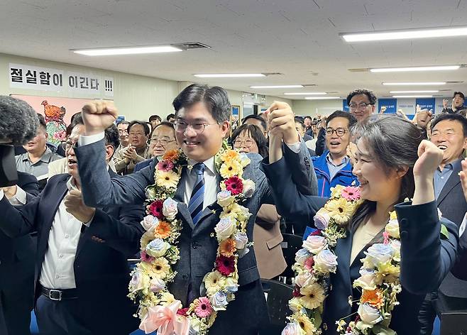 더불어민주당 광주 북구갑 정준호 후보가 10일 오후 선거캠프에서 당선이 확실시되자 꽃다발을 목에 걸고 가족·지지자들과 함께 기쁨을 나누고 있다. 연합뉴스