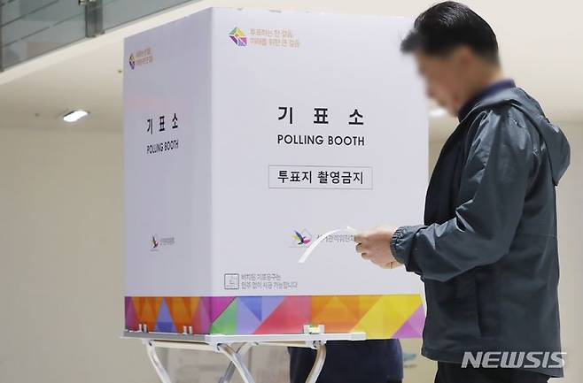 [인천=뉴시스] 김동영 기자 = 제22대 국회의원 선거 본투표일인 10일 오전 인천 미추홀구 쉐보레북주안영업소에 마련된 주안5동제3투표소에서 유권자가 소중한 한 표를 행사하기 위해 이동하고 있다. 2024.04.10. dy0121@newsis.com