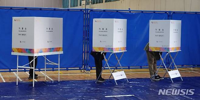[제주=뉴시스] 오영재 기자 = 제22대 총선 본투표가 개시된 10일 오전 제주시 광양초등학교에 마련된 이도1동 제2투표소에서 시민들이 투표를 하고 있다. 2024.04.10. oyj4343@newsis.com