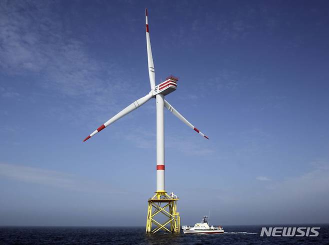 [노르트다이히=AP/뉴시스]독일 노르트다이히 해안에서 45㎞ 떨어진 북해에 있는 독일 최초의 해상풍력발전소. 2024.04.10.