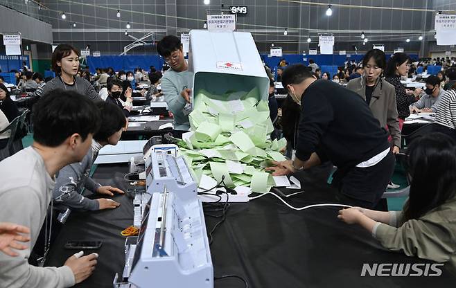 [광주=뉴시스] 박기웅 기자 = 제22대 국회의원 선거가 치러진 10일 오후 광주 북구지역 개표소가 마련된 북구종합체육관에서 개표사무원들이 개표를 진행하고 있다. 2024.04.10. pboxer@newsis.com