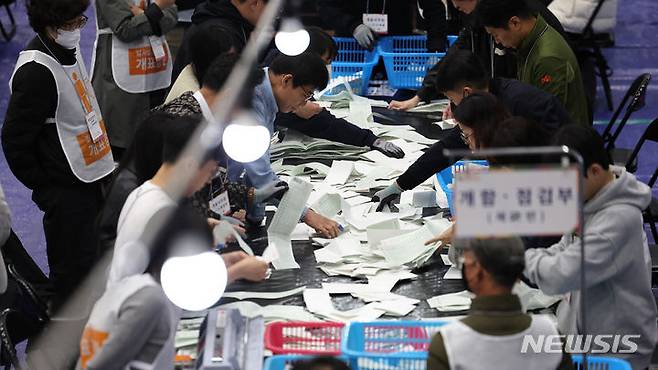 [대구=뉴시스] 이무열 기자 = 제22대 국회의원선거가 열린 10일 대구 중구 동산동 성명여자중학교 체육관에 마련된 개표소에서 개표사무원들이 투표용지를 분류하고 있다. 2024.04.10. lmy@newsis.com