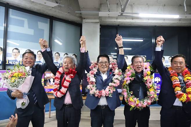 [해남=뉴시스] 10일 실시된 4·15 총선에서 전남 해남·완도·진도 선거구에서 당선된 민주당 박지원 후보가 지지자들과 환호하고 있다. (사진=박지원 후보 선거사무소 제공) 2024.04.10. photo@newsis.com *재판매 및 DB 금지