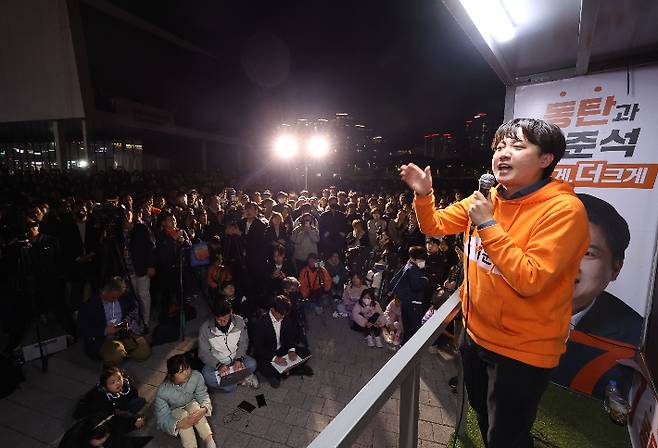 마지막 집중 유세하는이준석     (화성=연합뉴스) 홍기원 기자 = 9일 오후 경기도 화성시 롯데백화점 맞은편 문화복합용지에서 열린 개혁신당 중앙선거대책위원회 파이널 집중유세에서 이준석 대표가 지지를 호소하고 있다. 2024.4.9     xanadu@yna.co.kr  (끝)   연합뉴스