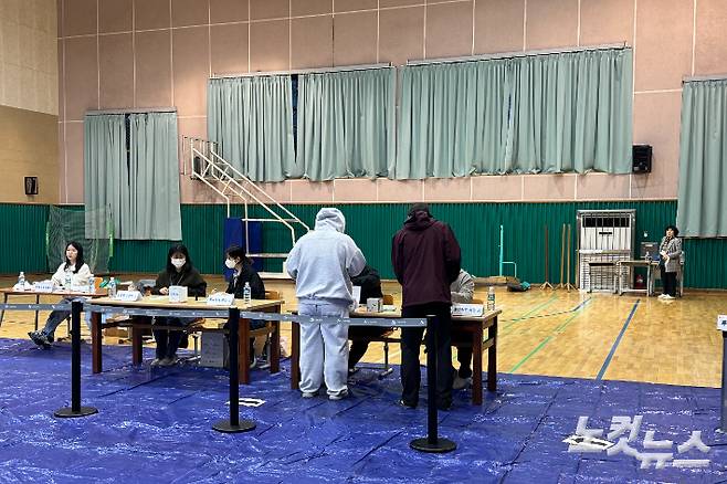 22대 총선 본투표소가 마련된 광주 서구 상무고등학교에 10일 오전 6시 유권자들의 발길이 이어지고 있다. 김수진 기자