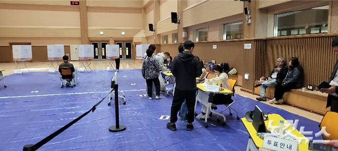 제22대 국회의원 선거일인 10일 오전 강원 강릉시 유천초교에 마련된 경포동 제3투표소를 찾은 유권자들이 소중한 한 표를 행사하고 있다. 전영래 기자