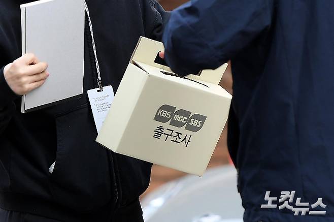 제22대 국회의원 선거일인 10일 오전 서울특별시 서초구 사평대로 고도일병원 제2별관에 마련된 반포1동 제4투표소에서 방송사 출구조사원들이 투표를 마친 유권자를 대상으로 출구조사를 하고 있다. 박종민 기자