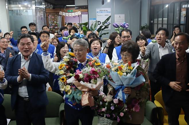 더불어민주당 민형배 후보 사무실에서 10일 민 후보와 캠프 관계자들이 출구조사 결과를 보고 환호하고 있다. 민형배 후보 제공