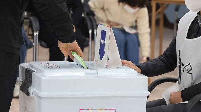 제22대 국회의원 선거일인 10일 오전 제주시 동여중학교에 마련된 일도2동 제6투표소에서 유권자가 투표용지를 투표함에 넣고 있다.