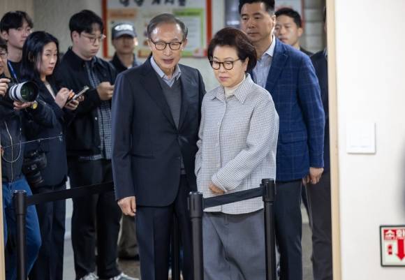 투표소 찾은 이명박 전 대통령 내외 - 이명박 전 대통령과 부인 김윤옥 여사가 제22대 국회의원선거일인 10일 오전 투표를 하기 위해 서울 국민연금공단서울남부지역본부에 마련된 논현1동제3투표소로 들어서고 있다. 2024.4.10 연합뉴스