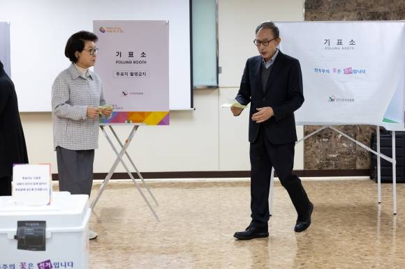 투표하는 이명박 전 대통령 내외 - 이명박 전 대통령과 부인 김윤옥 여사가 제22대 국회의원선거일인 10일 오전 서울 국민연금공단서울남부지역본부에 마련된 논현1동제3투표소에서 투표를 하고 있다. 2024.4.10 연합뉴스