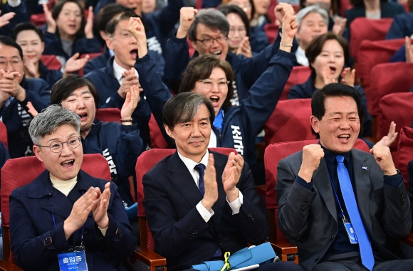 조국혁신당 출구조사 결과는... - 조국혁신당 조국 대표와 후보들이 10일 국회에서 총선 출구조사 결과 발표를 보고 있다. 2024.4.10  공동취재