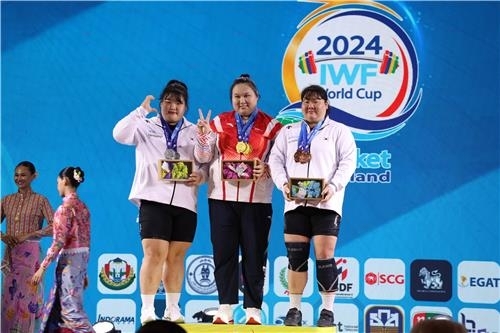 10일 태국 푸껫에서 열린 국제역도연맹(IWF) 월드컵 여자 87㎏ 이상급 경기에서 2위를 차지한 박혜정(왼쪽)이 1위 리원원(가운데), 3위 손영희와 함께 포즈를 취하고 있다. 대한역도연맹 제공