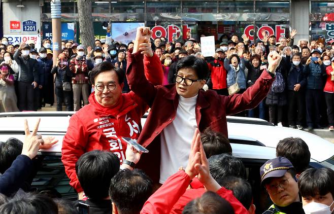 한동훈 국민의힘 비상대책위원장이 3월14일 부산 북구 구포시장을 서병수 북구갑 후보 등 부산지역 총선 후보들과 지지를 호소하고 있다. ⓒ 연합뉴스