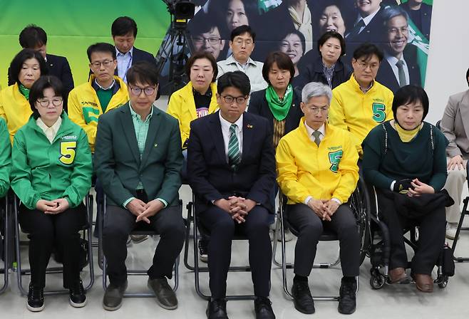 녹색정의당 김준우·김찬휘 상임선대위원장이 4월10일 국회 개표상황실에서 굳은 표정으로 출구조사 결과를 지켜보고 있다. ⓒ 연합뉴스