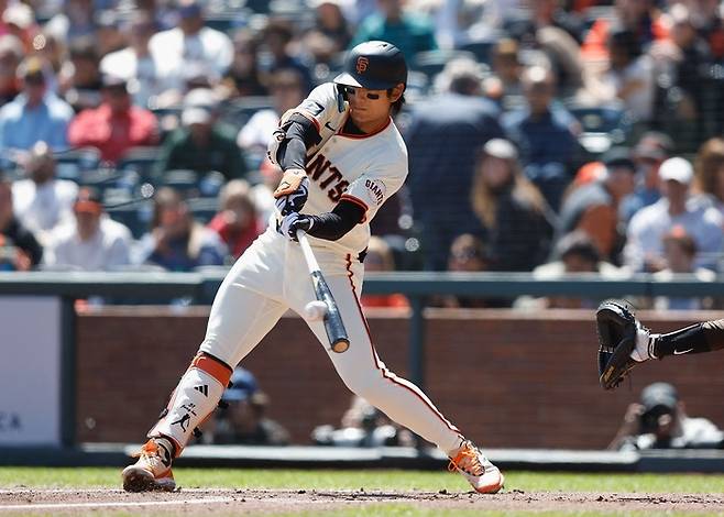 타격하는 이정후.   AFP연합뉴스