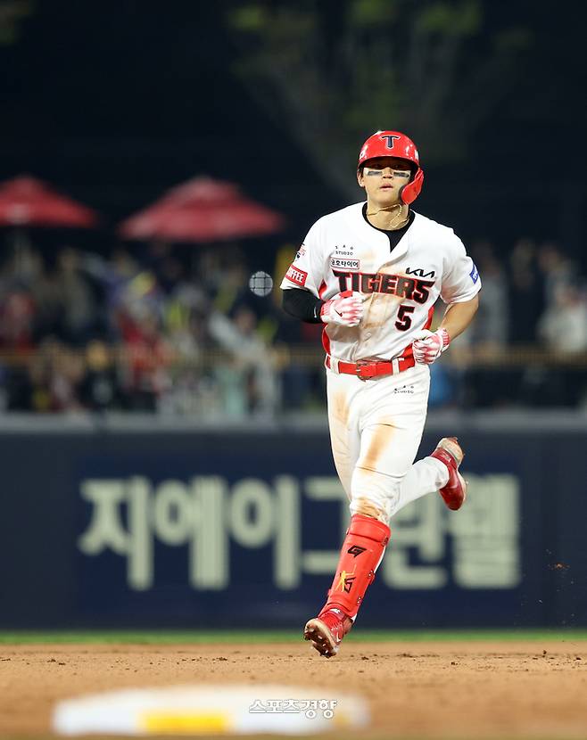 KIA 김도영이 지난 9일 광주 LG전에서 6회말 홈런을 친 뒤 그라운드를 돌고 있다. KIA 타이거즈 제공