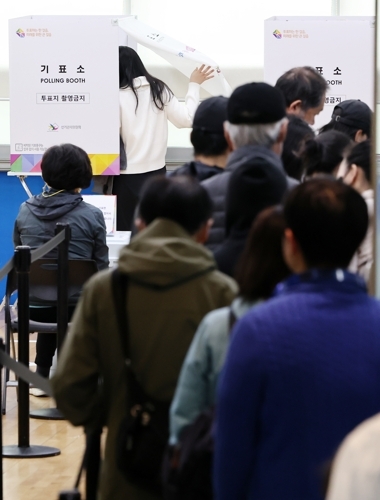제22대 국회의원선거일인 10일 유권자들이 서울 삼성1동주민센터에 마련된 삼성1동 제3투표소에서 투표를 위해 줄을 서 있다.  연합뉴스