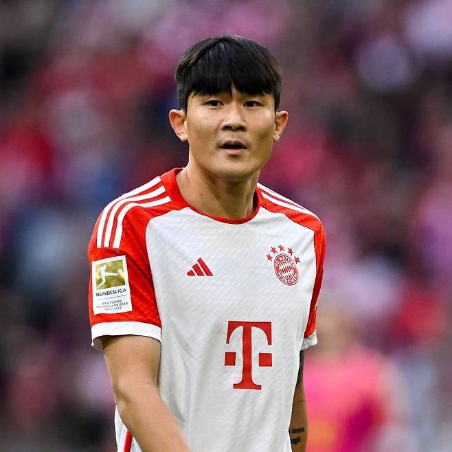 ▲ 김민재는 이적 반년 만에 독일 분데스리가 전반기 베스트 멤버에 들며 '카이저(황제)'라는 별명을 가지게 됐지만 후반기에 흐름이 바뀌었다. 아시아축구연맹(AFC) 아시안컵 차출로 중앙 수비 뎁스가 얇아지자 토트넘에서 기회를 잃은 에릭 다이어를 영입했다. 우파메카노와 묶인 김민재는 자연스럽게 벤치에 앉게 됐다. 하지만 독일 매체 '스포르트 빌트'는 "김민재가 로테이션 멤버로 전락했지만 바이에른 뮌헨에서 편안함을 느끼고 있다. 김민재는 다음 시즌 새로운 감독 밑에서 다시 주전 자리를 되찾을 각오다. 올여름 이적은 김민재에게 중요한 사안이 아니다"라고 보도했다