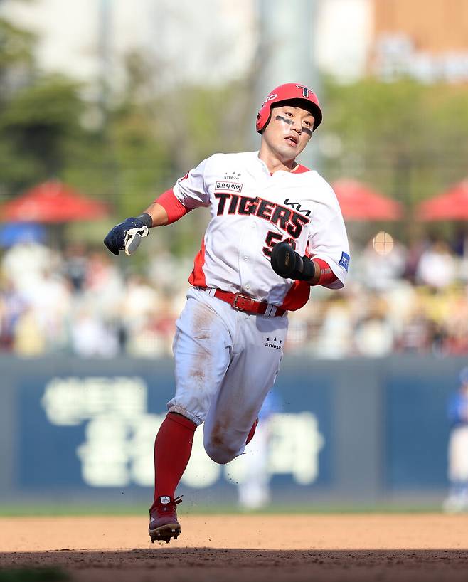 ▲ 서건창은 8회말 동점 2루타를 터트리며 역전승에 앞장섰다. ⓒ KIA 타이거즈