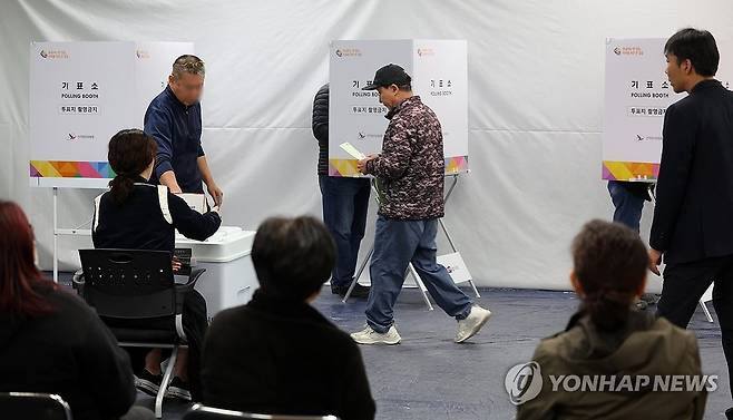 22대 총선, 투표하는 유권자들 (춘천=연합뉴스) 양지웅 기자 = 제22대 국회의원선거일인 10일 오전 강원 춘천시 신북읍 제1투표소가 마련된 신북읍 주민자치센터에서 유권자들이 한 표를 행사하고 있다. 2024.4.10 yangdoo@yna.co.kr