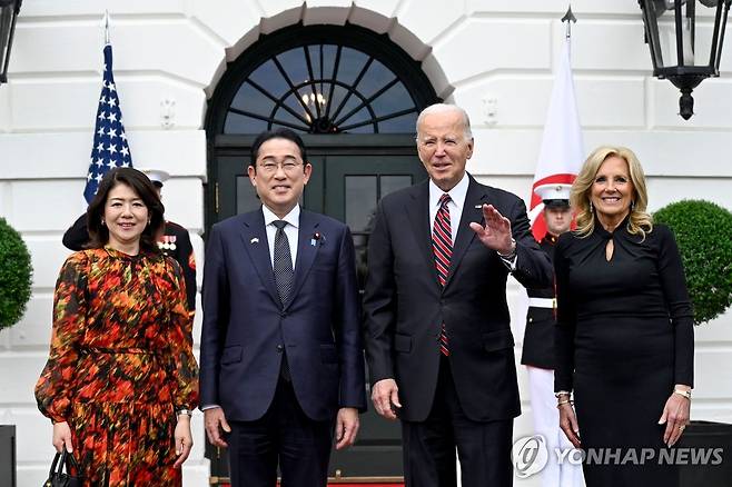 기시다 일본 총리 부부 환영하는 바이든 미국 대통령 부부 (워싱턴 AFP=연합뉴스) 조 바이든 미국 대통령과 질 바이든 여사가 9일(현지시간) 워싱턴DC 백악관에서 기시다 후미오 일본 총리와 유코 여사를 환영한 뒤 기념사진을 촬영하고 있다. 2024.4.9